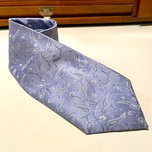 Geoffrey Beene silk tie with floral paisley design.